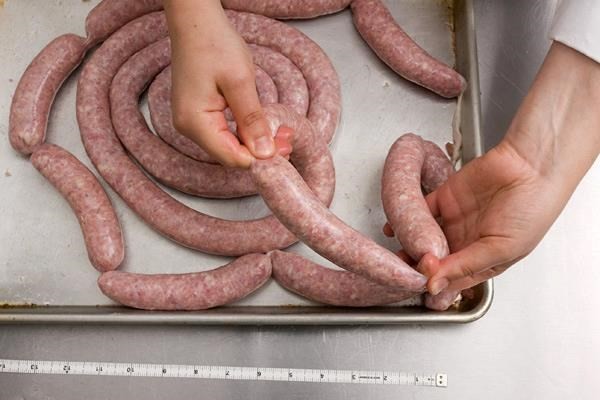 Cách làm xúc xích ngon đơn giản nhất tại nhà
