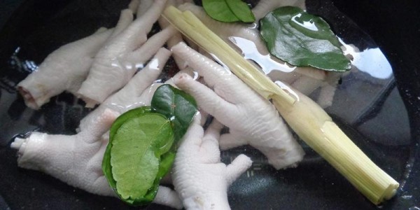 Cách luộc chân gà ngon giòn, vàng ruộm mau chín