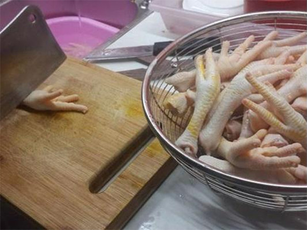 Cách luộc chân gà ngon giòn, vàng ruộm mau chín