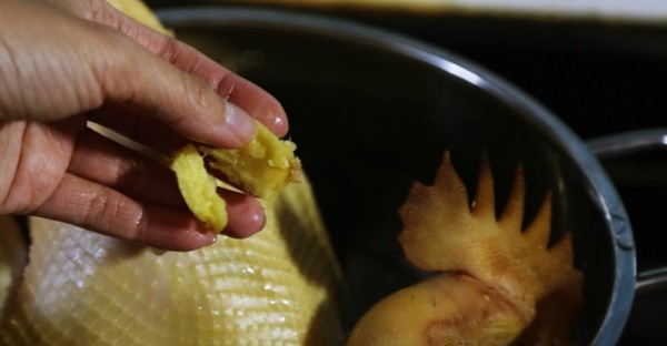 Cách luộc gà ngon nhất cho các nàng vụng