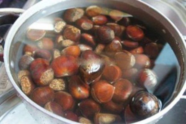 Cách luộc hạt dẻ chín đúng cách, dễ bóc vỏ
