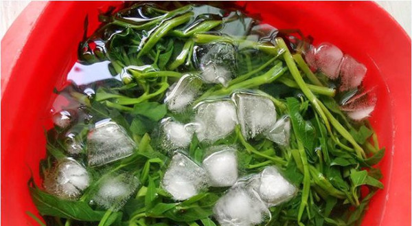 Cách luộc rau muống ngon giòn ngọn, xanh nước