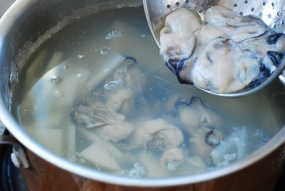 Cách nấu canh hàu củ cải siêu nhanh mà lại vô cùng thơm ngon, bổ dưỡng