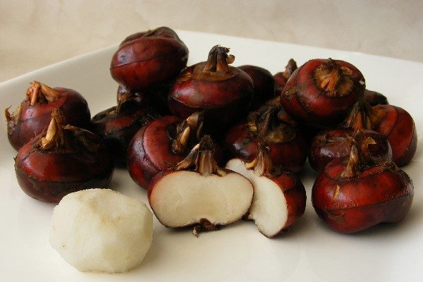 Cách nấu chè củ năng hạt sen ngọt mát siêu hấp dẫn