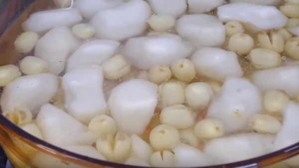 Cách nấu chè củ năng hạt sen ngọt mát siêu hấp dẫn