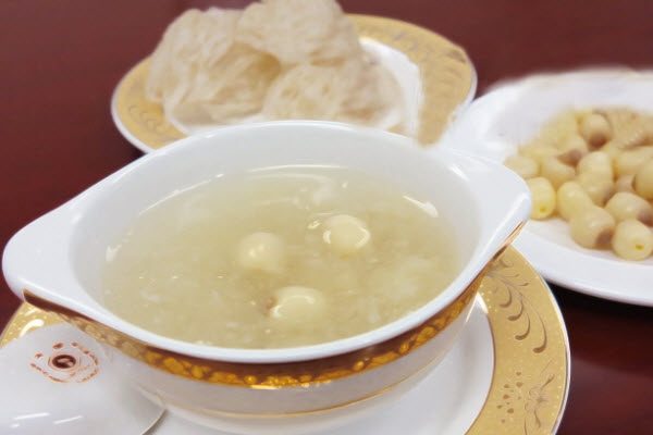 Cách nấu chè củ năng hạt sen ngọt mát siêu hấp dẫn