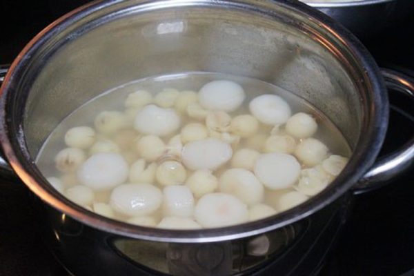 Cách nấu chè củ năng hạt sen ngọt mát siêu hấp dẫn