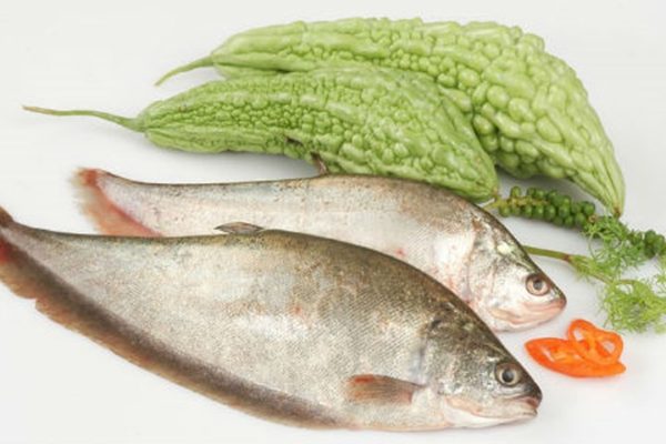 Cách nấu lẩu cá thác lác khổ qua ấm bụng ngày mưa