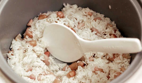 Cách nấu xôi lạc bằng nồi cơm điện “nhàn tênh”