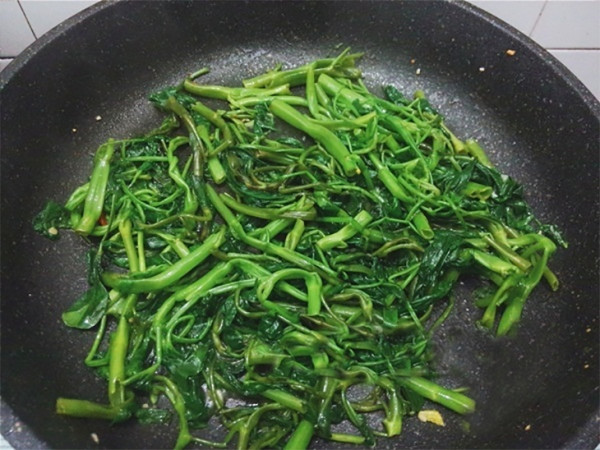 Cách xào rau muống tỏi xanh rau, giòn tự nhiên