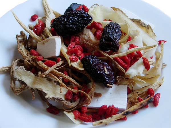 Cách làm chân giò hầm thuốc bắc đơn giản nhất