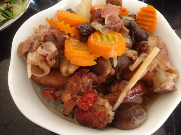 Cách làm chân giò hầm thuốc bắc đơn giản nhất