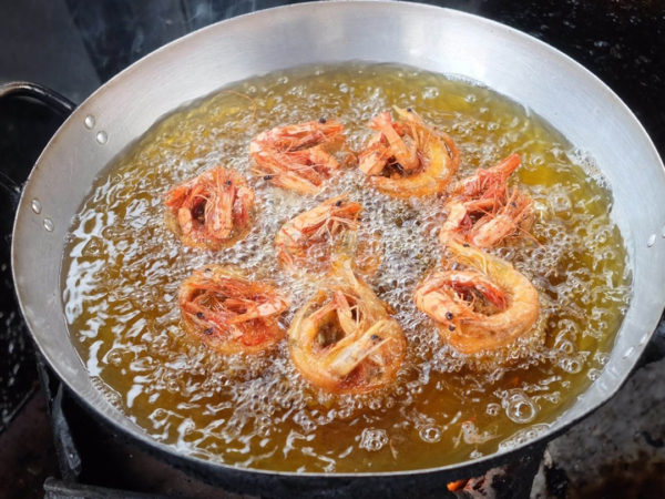 Cách làm bánh tôm hồ Tây – Mang cả Hà Nội bên mình