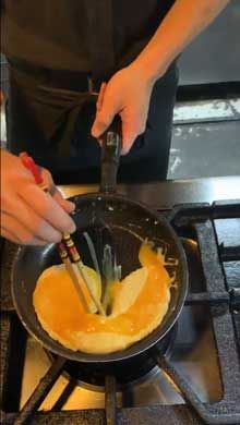 Bật mí cách làm món cơm chiên cuộn trứng siêu đỉnh