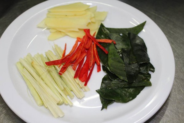 Gà hấp muối chanh sả ngon khó cưỡng