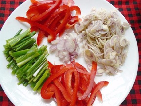 Gà xào sả ớt giòn cay cho ngày đông lạnh