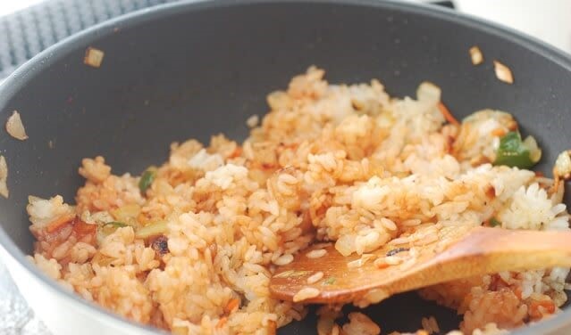 Bật mí cách làm món cơm chiên cuộn trứng siêu đỉnh