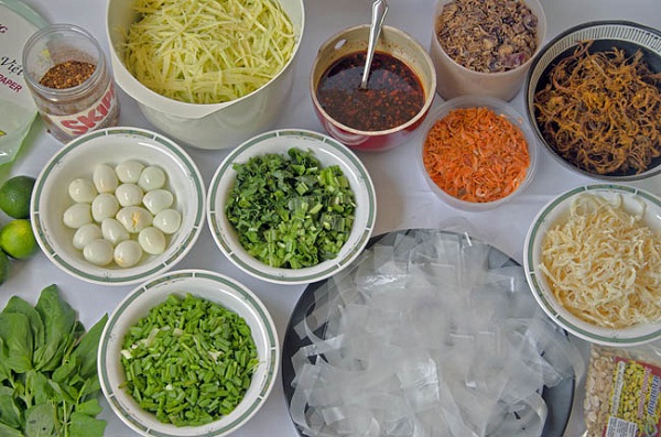 Cách làm bánh tráng trộn chuẩn vị Sài Gòn