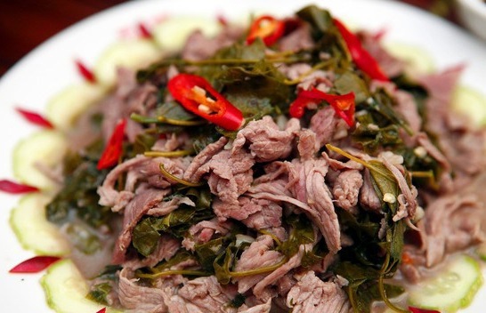 Cách làm món thịt trâu nấu lá lồm ngon đậm vị Tây Bắc