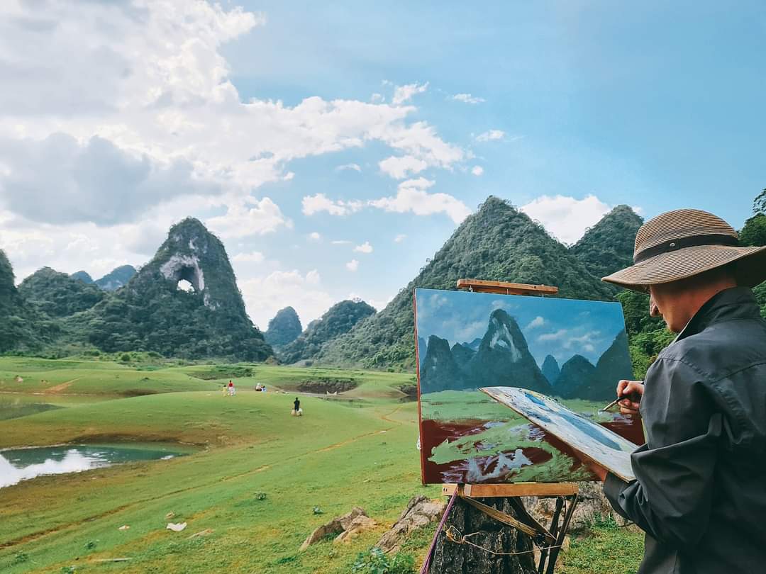 Độc đáo hồ nước biến mất vào mùa khô ở Cao Bằng