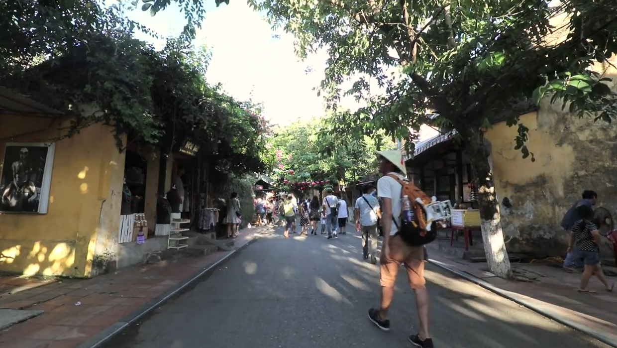 Anh chàng phượt thủ này đang khiến giới trẻ Thái “phát cuồng” Việt Nam