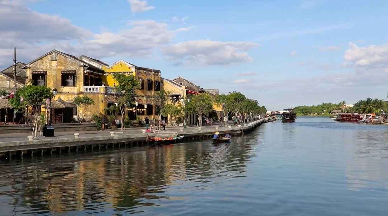 Anh chàng phượt thủ này đang khiến giới trẻ Thái “phát cuồng” Việt Nam