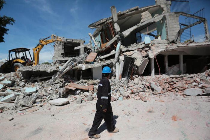 Đi chơi gặp động đất phải làm sao?