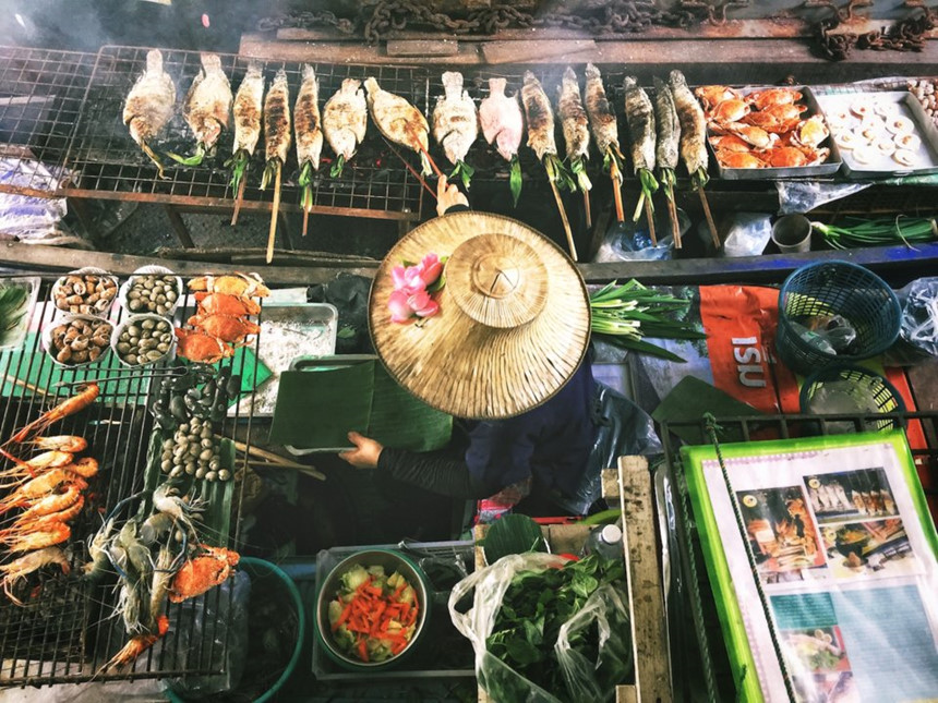 Đi du lịch nước ngoài, đưa tiền tip sao cho đúng?