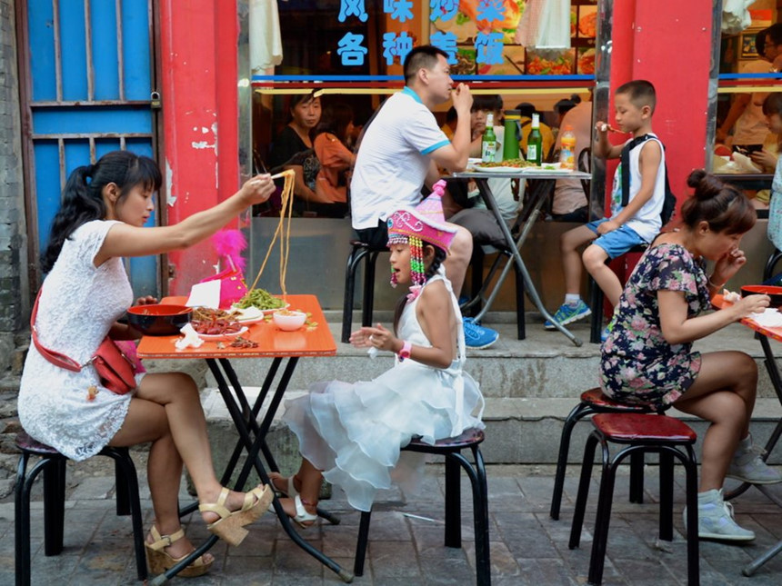 Đi du lịch nước ngoài, đưa tiền tip sao cho đúng?