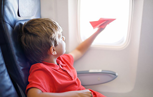 Hành khách kể cách xử trí khi bị trẻ con đá ghế trên máy bay