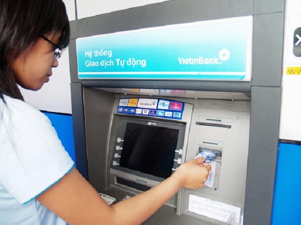 Hướng dẫn sử dụng thẻ ATM lần đầu từ A - Z cho người mới