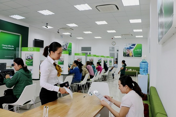 Ngân hàng mấy giờ bắt đầu làm việc và nghỉ lúc mấy giờ?