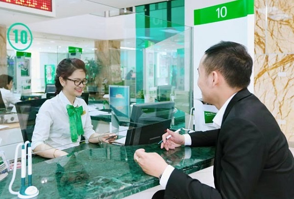 Thủ tục và phí rút tiền tại quầy ngân hàng VietcomBank