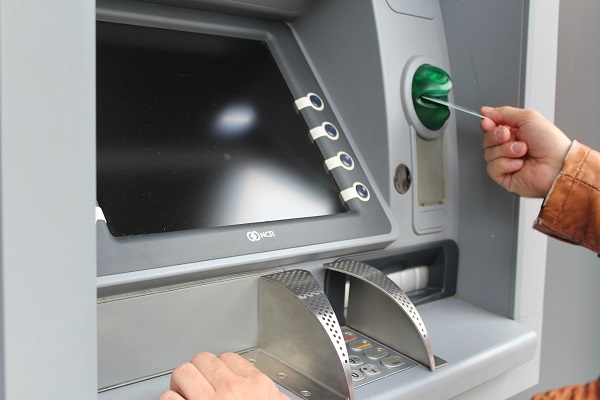 Thẻ AgriBank rút được tiền ở cây ATM ngân hàng nào?