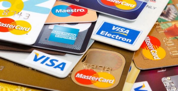 Hướng dẫn cách phân biệt thẻ tín dụng và thẻ ghi nợ ATM
