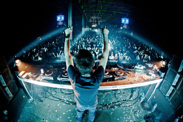 Tìm Hiểu Về Eectronic Dance Music Là Gì?