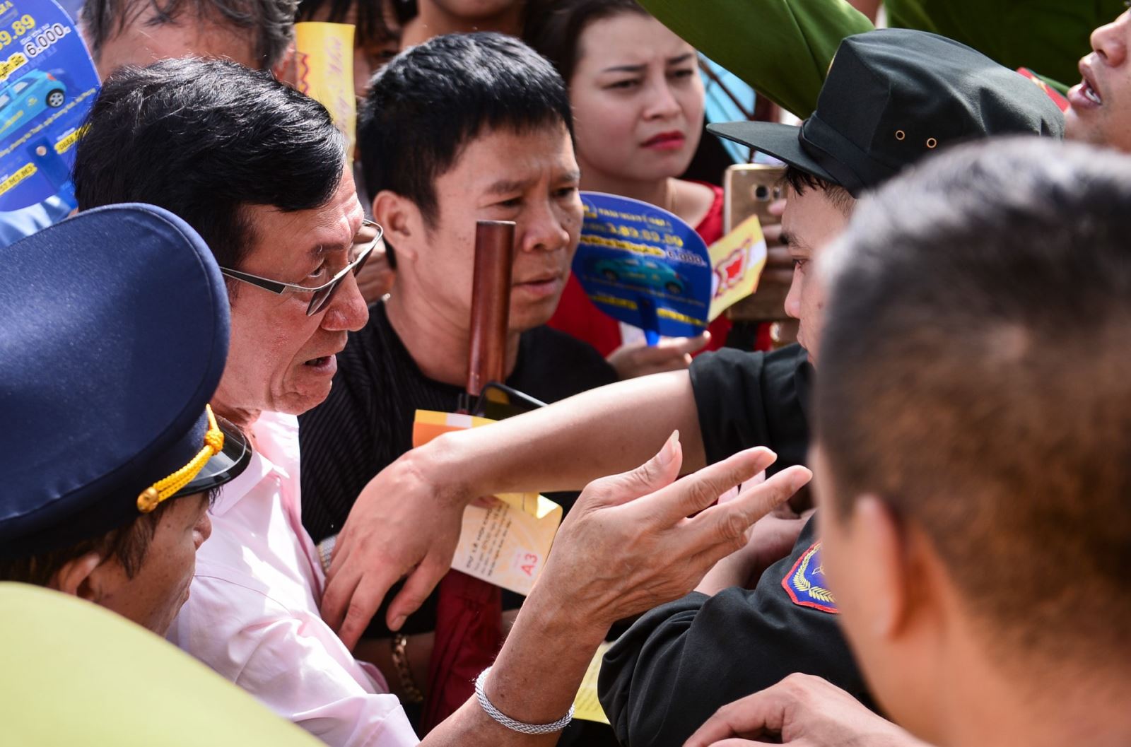 Vượt hàng 100 km về Đồ Sơn nhưng vẫn phải xem chọi trâu qua điện thoại