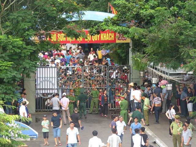 Vượt hàng 100 km về Đồ Sơn nhưng vẫn phải xem chọi trâu qua điện thoại