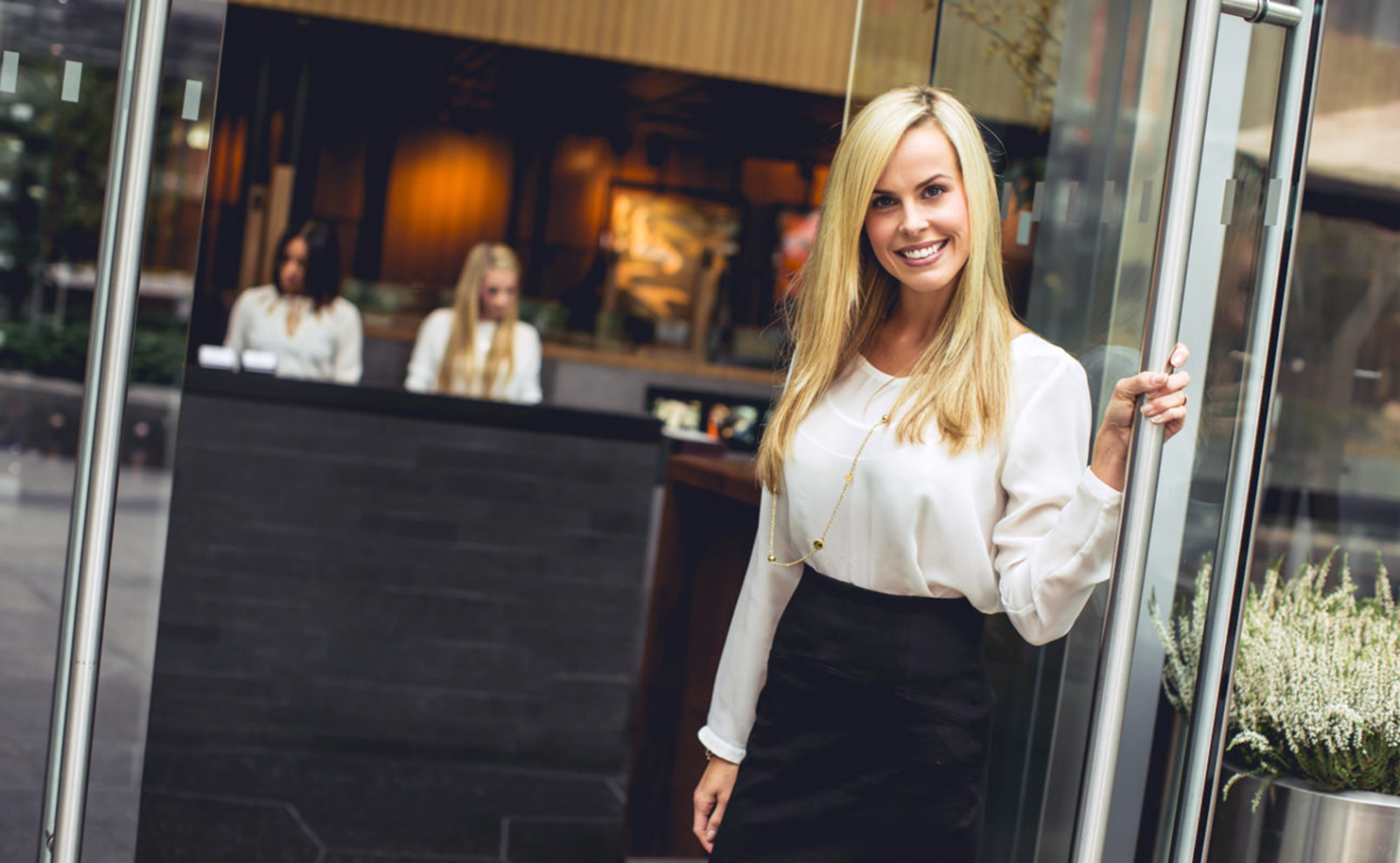 Hostess là gì? Nhiệm vụ của Hostess trong nhà hàng