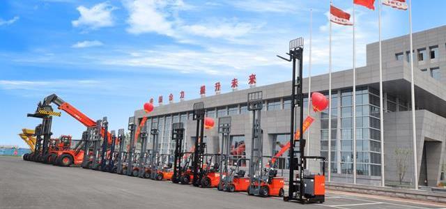 Xe nâng hàng là gì? Ứng dụng của Xe nâng hàng