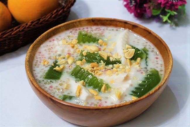 Công thức cách nấu chè dừa non rau câu lá dứa dễ không tưởng