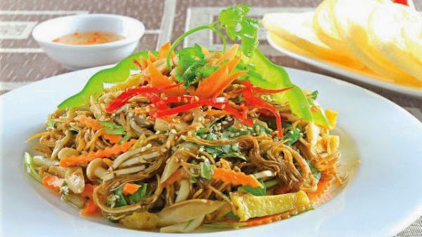 Cách làm món nộm gà hoa chuối ngon giòn và không bị thâm chát