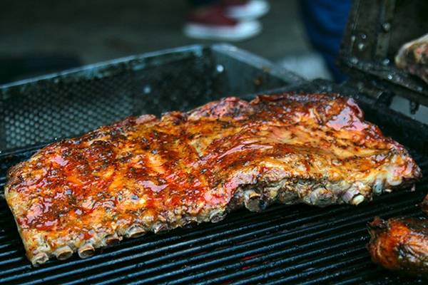 Sườn nướng, xúc xích khổng lồ hút khách ở Sài Gòn