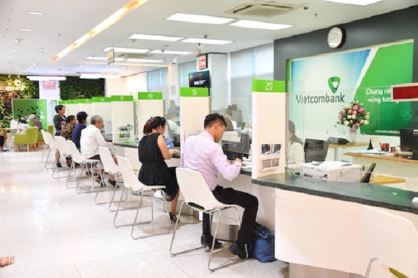 Thủ tục và phí rút tiền tại quầy ngân hàng VietcomBank