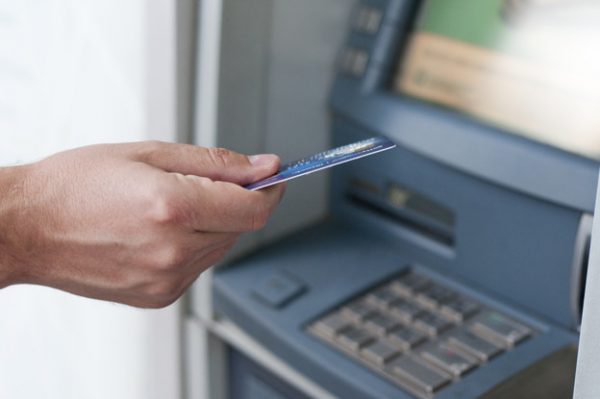 Thẻ ATM có rút được tiền ở cây ATM khác ngân hàng hay không?