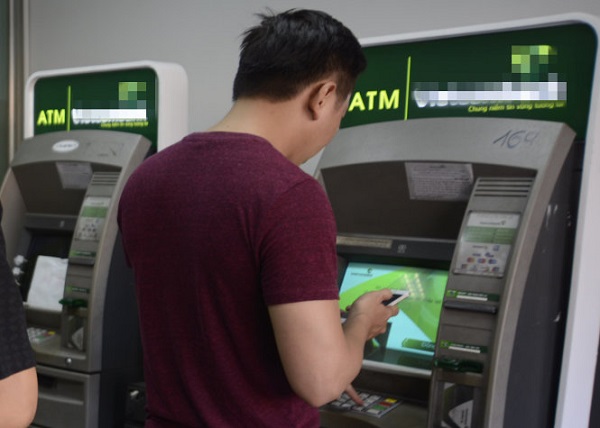 Nhập sai mã pin thẻ ATM 3 lần bị khóa thẻ, phải làm thế nào?